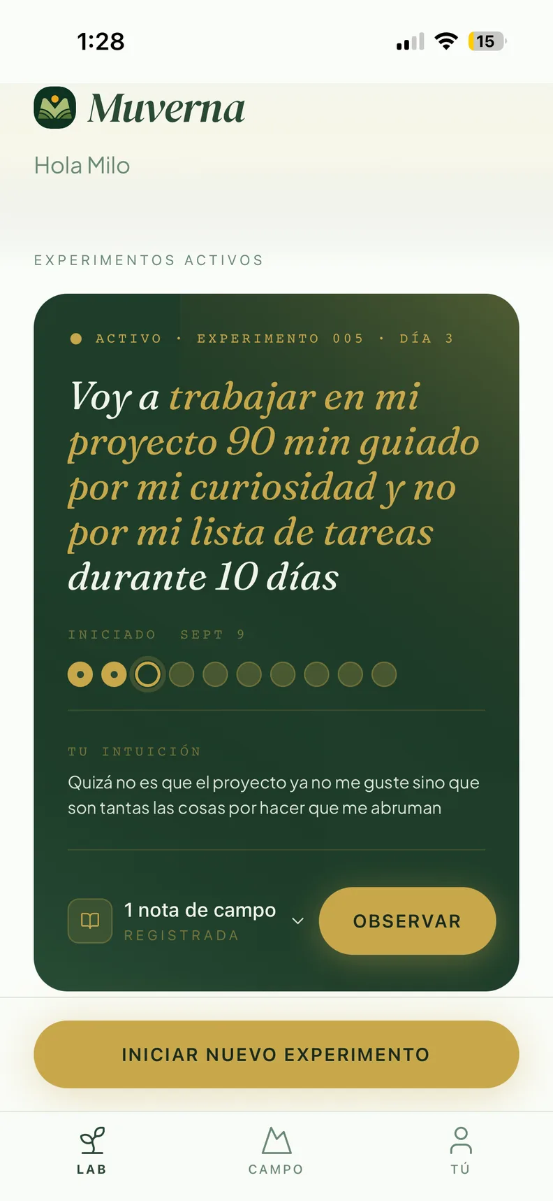 Captura de pantalla de la pantalla Lab de la app Muverna, saludando al usuario por su nombre y mostrando un experimento activo de 10 días en el día 3 — trabajar en un proyecto 90 minutos guiado por la curiosidad y no por la lista de tareas — con una nota de campo registrada